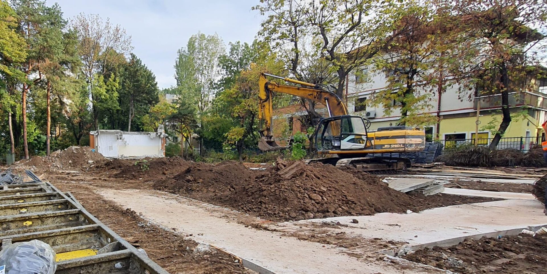Costurile pentru renovarea grădiniței de pe strada Rezonanței din Sectorul 4 se vor dubla, în condițiile în care bugetul inițial de aproximativ 3,26 milioane de euro (15,7 milioane de lei) a ajuns să atingă aproape 6,9 milioane de euro (34,3 milioane de lei)