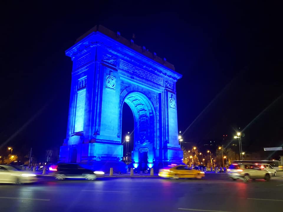 Bucureștiul strălucește în albastru pentru conștientizarea autismului, în noaptea de 2 aprilie Capitala se alătură zilei internaționale consacrate conștientizării autismului printr-un gest simbolic, iluminând câteva dintre cele mai emblematice clădiri în nuanța care a devenit semnul de solidaritate cu persoanele afectate de tulburări din spectrul autist