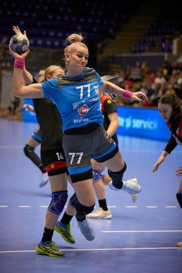 Selecționerul Ovidiu Mihăilă vizează un rezultat surpriză în meciul cu Norvegia Selecționerul echipei naționale de handbal feminin a României, Ovidiu Mihăilă, a declarat luni, într-o conferință de presă, că speră ca elevele sale să le facă adversarelor norvegiene să sufere în meciul din preliminariile EHF EURO Cup 2026