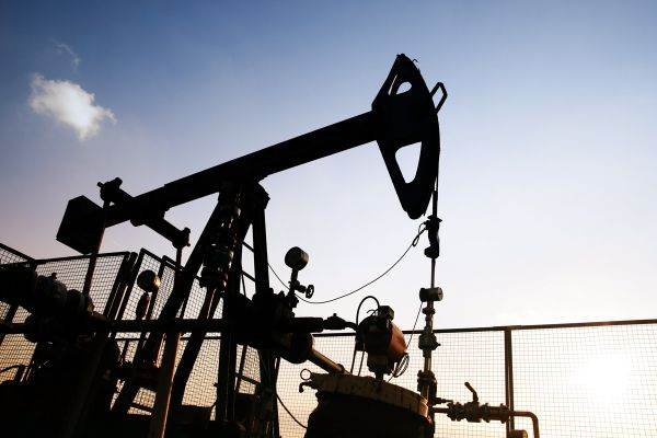 Petrolul, peste 100 de dolari după blocada porturilor IRANIENE