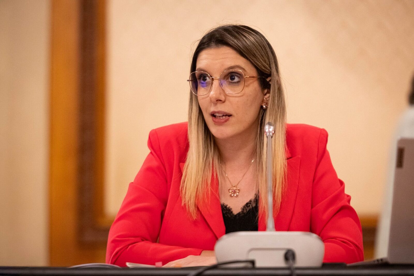 Circ, populism și spectacol: POLITICA românească, sub asediu