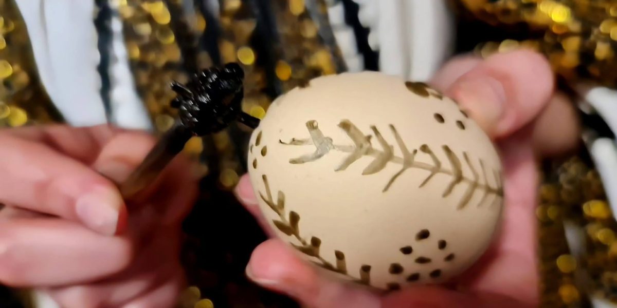 Expoziție de încondeiat ouă la Muzeul Țării Românești: geometria lumii nevăzute