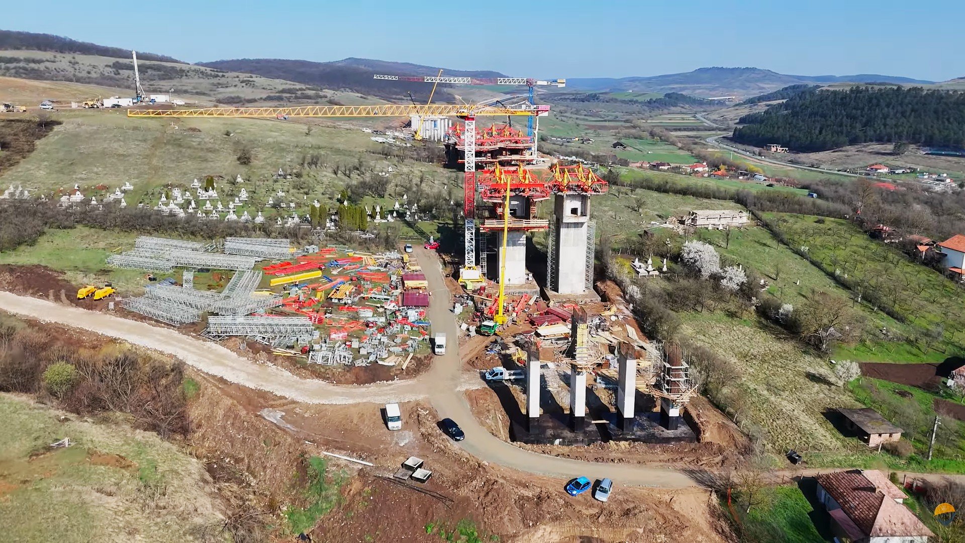Autostrada Transilvania prinde contur în vestul județului Cluj Lucrările la Autostrada Transilvania continuă cu un avans semnificativ în zona de vest a județului Cluj, unde constructorul UMB pare să fie pe punctul de a finaliza sectorul dintre Nădășel și Poarta Sălajului