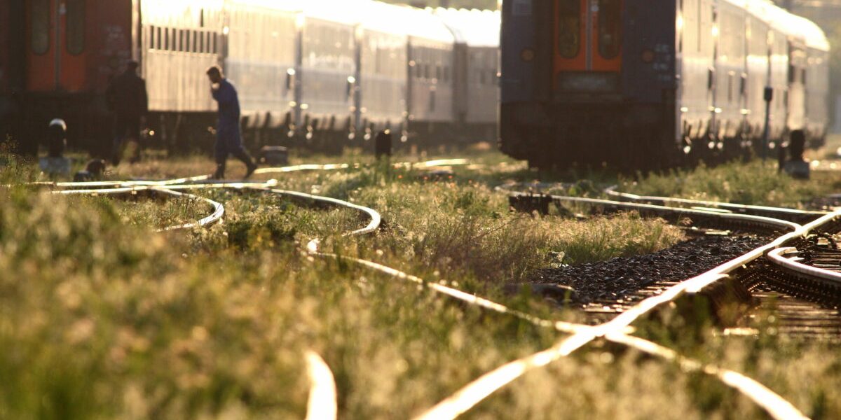 Trenul București-Constanța, blocat: O femeie a murit, lovită de un tren