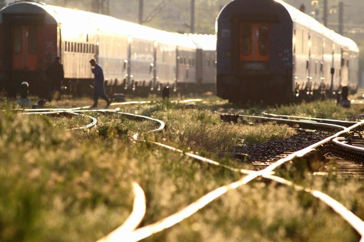 Trenul București-Constanța, blocat: O femeie a murit, lovită de un tren