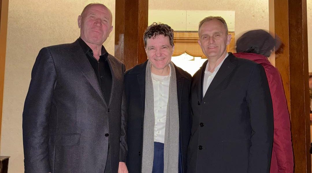 Nicuşor Dan, surprins la mănăstire cu şefii PSD din Prahova