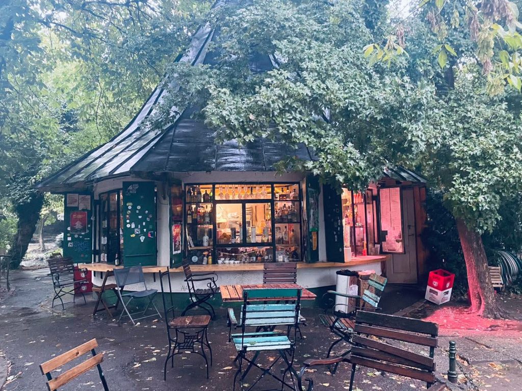 Mii de oameni revoltați: Ciucu, pus la zid pentru o terasă din Cișmigiu