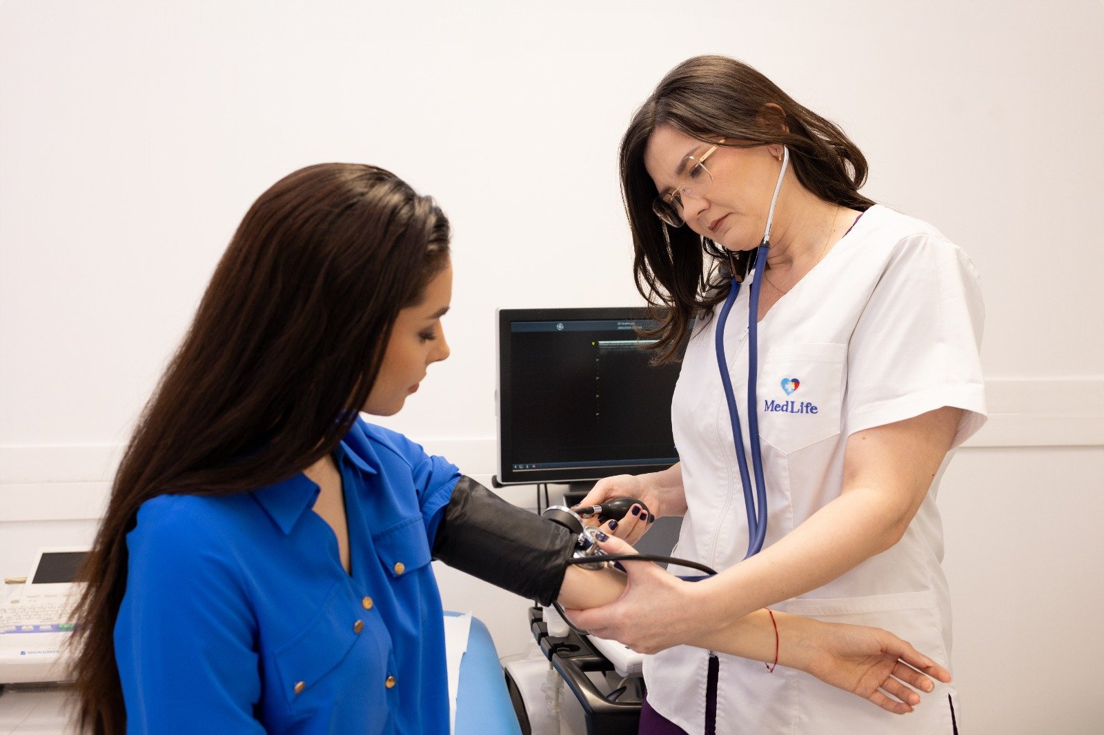 Peste 1,3 milioane de analize pentru colesterol realizate de Grupul MedLife într-un an Din cauza ratei alarmante a bolilor cardiovasculare, peste 1,3 milioane de teste pentru determinarea colesterolului au fost efectuate în ultimul an în rețeaua MedLife