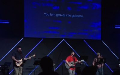 Praise in the Park, mutat în interior la Crossroads Christian Church din cauza vremii