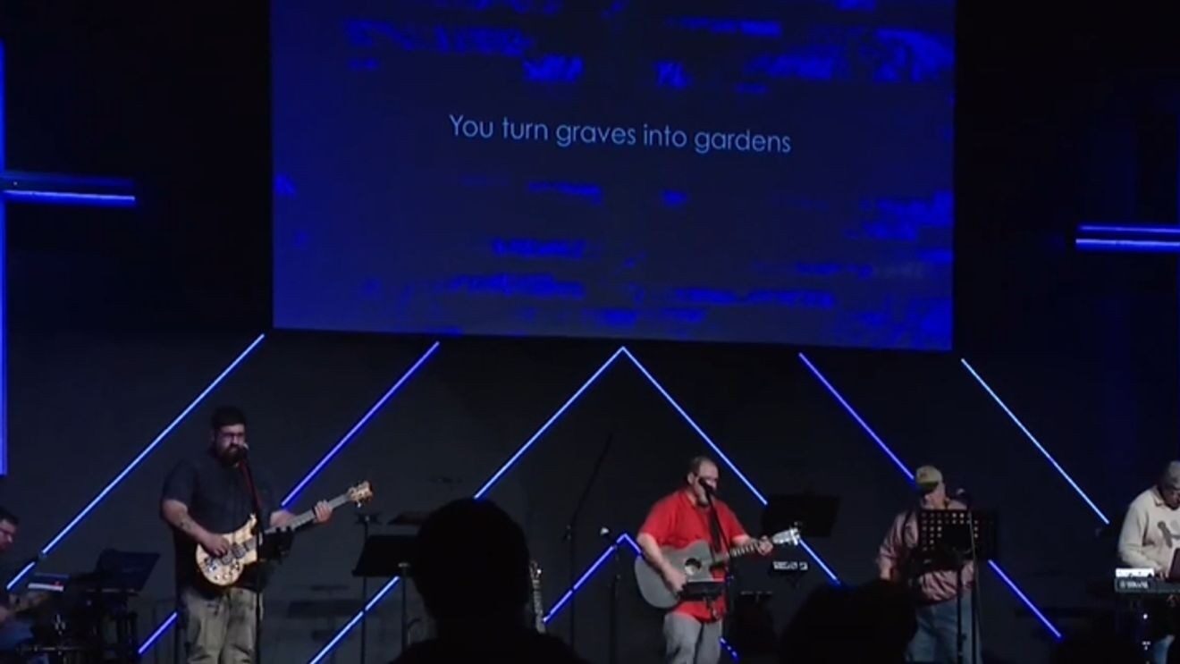 Praise in the Park, mutat în interior la Crossroads Christian Church din cauza vremii