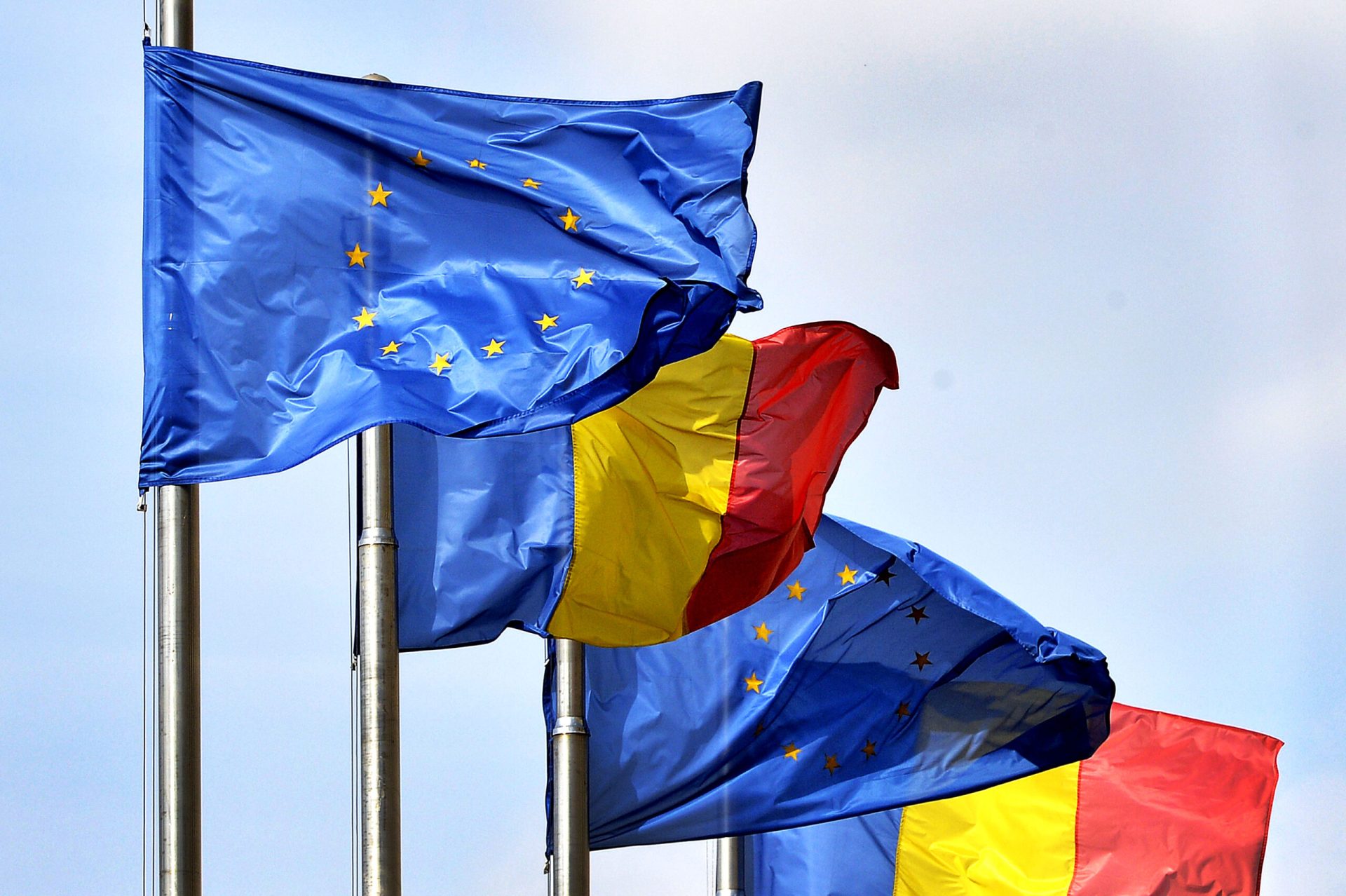 Scădere majoră a încrederii în stat, NATO și UE. Românii, împotriva conflictelor