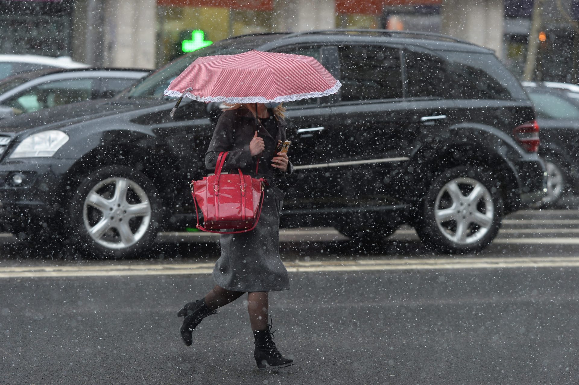 Vremea din weekend și începutul săptămânii viitoare va fi caracterizată de variații semnificative ale temperaturilor și de perioade cu precipitații, conform informării meteorologice emise de Administrația Națională de Meteorologie