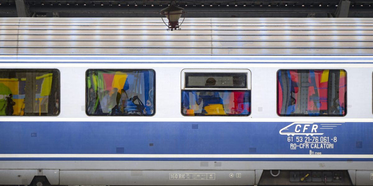 Copac pus la pământ pe ruta Brașov-Sighișoara: Trenurile, blocate