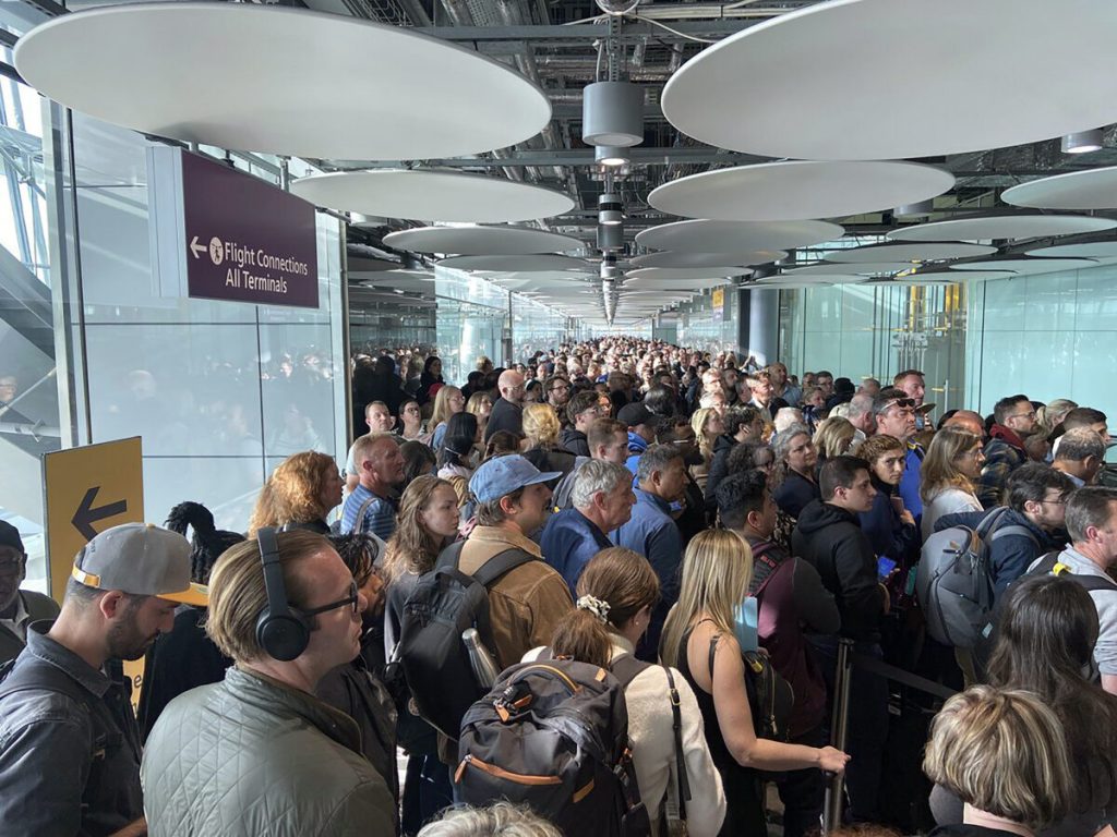 Scene de coșmar la Milano: Zeci de pasageri blocați, unii au leșinat