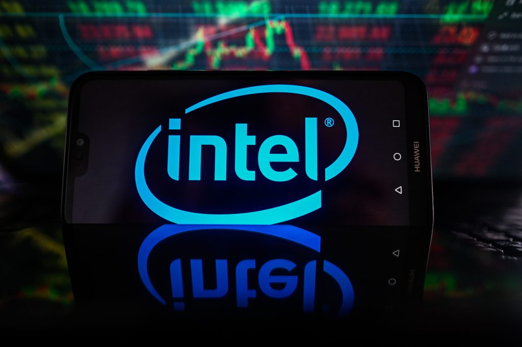 Intel, spre vârfuri: Cererea de procesoare AI propulsează compania