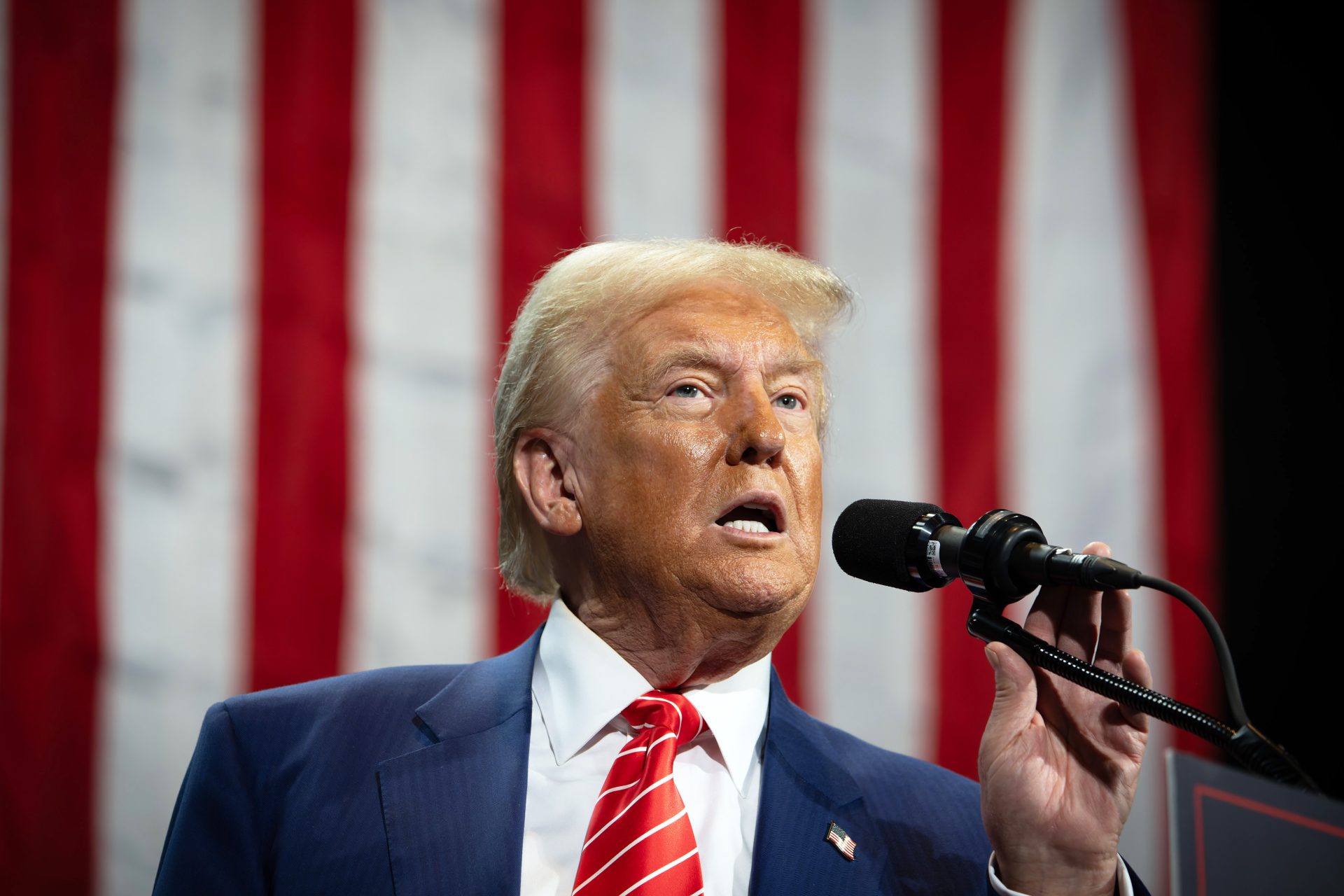 Președintele Donald Trump a lansat un mesaj extrem de ferm pe platforma Truth Social, avertizând despre o criză potențială în Irán, legată de structurarea unor evenimente importante
