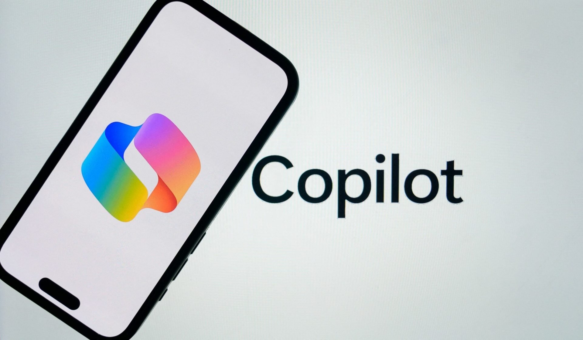 Microsoft a introdus avertismente sau termeni de utilizare care limitează utilizarea AI-ului Copilot la divertisment, fiind criticate pe rețelele sociale pentru formularea acestora