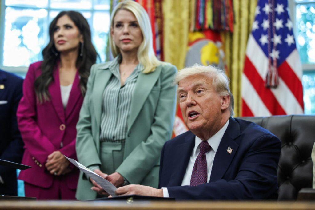 Nu-și ascultă consilierii! Donald Trump, nervos, improvizează în situații critice