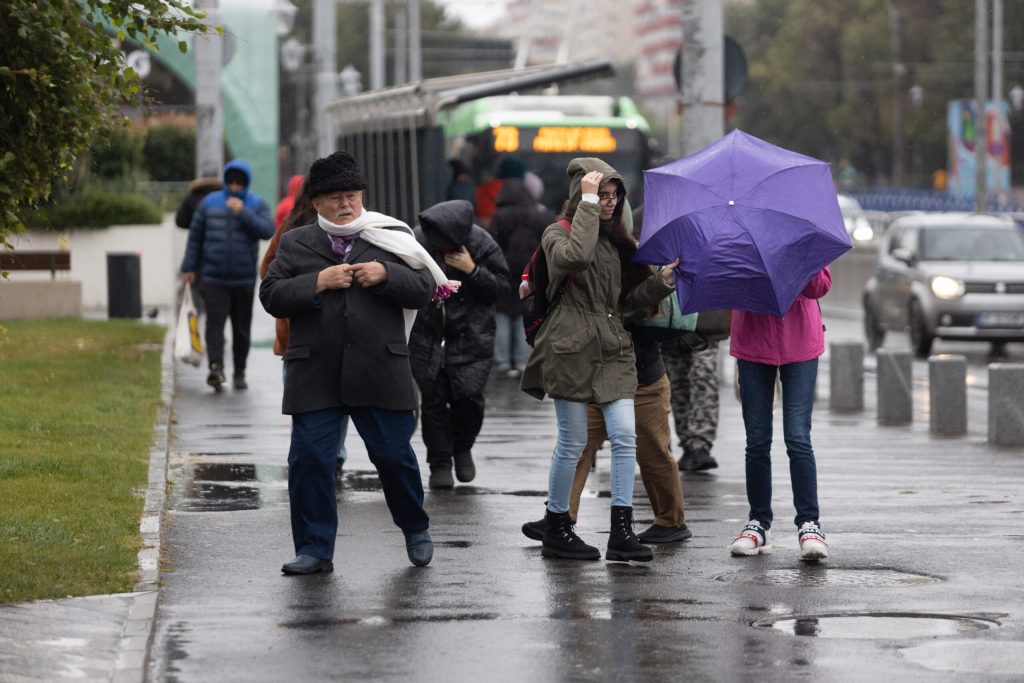 Vremea se va schimba radical în următoarele zile, cu temperaturi în scădere semnificativă și precipitații în creștere în mai multe regiuni ale țării, potrivit prognozei meteorologice pentru intervalul până în 14 aprilie