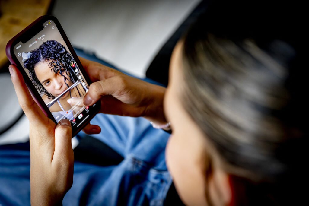 Grecia se pregătește să impună o interdicție pentru utilizarea rețelelor de socializare de către copiii sub 15 ani, în încercarea de a limita efectele negative ale dependenței și abuzurilor online