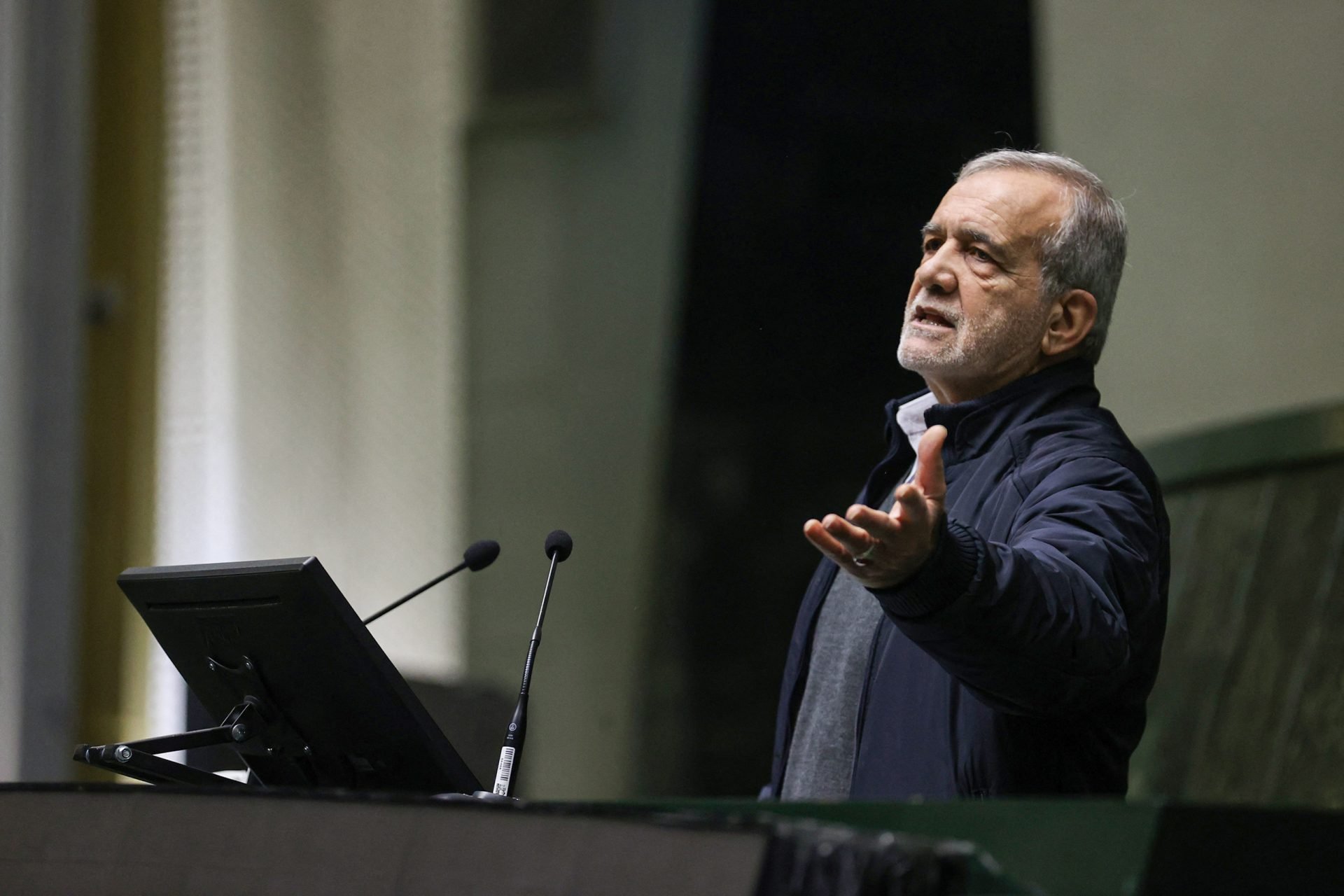 Iranul încearcă să tempereze tensiunile: Mesaj conciliant trimis președintelui Trump cu câteva ore înainte de discursul despre război Iranul a transmis, cu puțin timp înainte ca Președintele American Donald Trump să susțină un discurs despre războiul cu Iranul, o scrisoare conciliantă, în care îndeamnă la dialog și evitarea confruntărilor militare