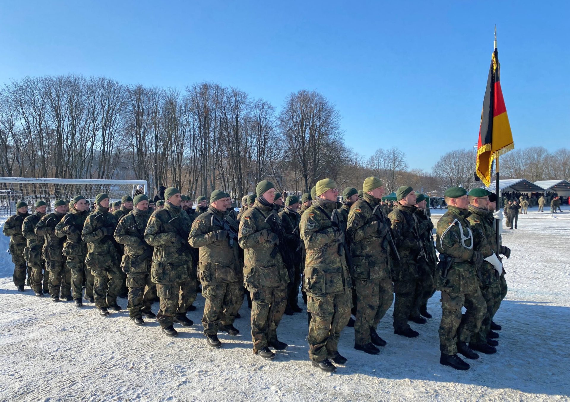 Ministerul german al Apărării a anunțat că încearcă să clarifice prevederile legale referitoare la obligația bărbaților cu vârste între 18 și 46 de ani de a obține autorizație înainte de a părăsi țara pentru perioade mai lungi de trei luni
