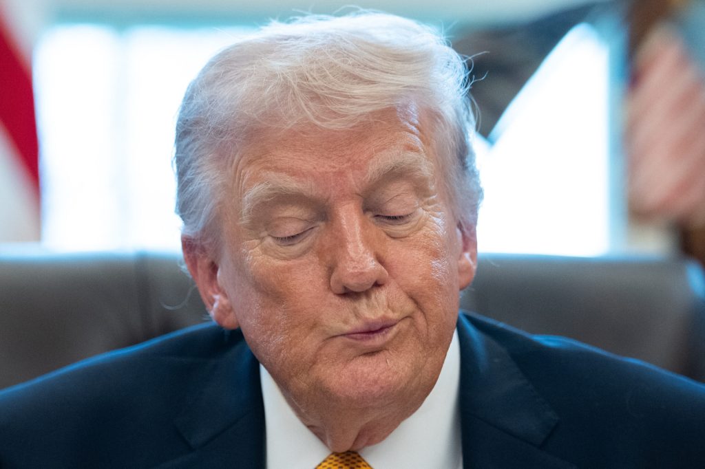 Trump ignoră negocierile cu Iranul, SUA blochează Strâmtoarea Ormuz