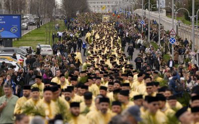 Mii de credinciosi participă la pelerinajul de Florii din București, pornit de la Catedrala Națională