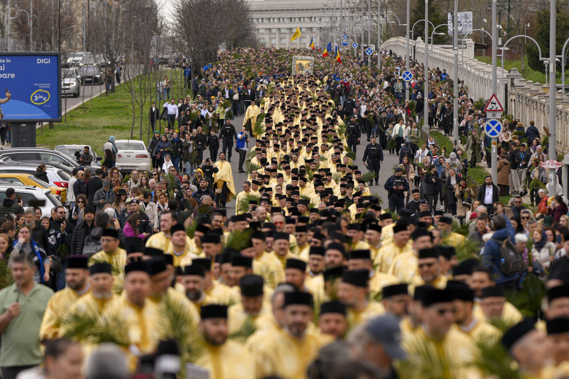 Mii de credincioși au participat sâmbătă la tradiționalul Pelerinaj de Florii, organizat de Patriarhia Română și Arhiepiscopia Bucureștilor, în apropierea sărbătorii Intrării lui Iisus Hristos în Ierusalim