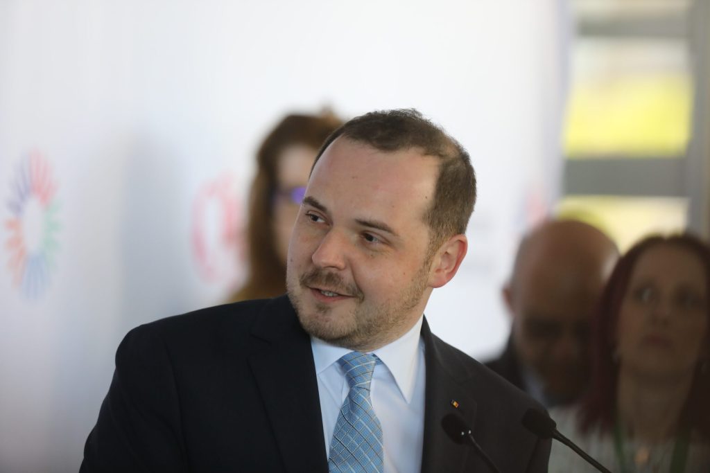 Bolnav la serviciu, risc de pierdere: Munca sau banii, dilema românului