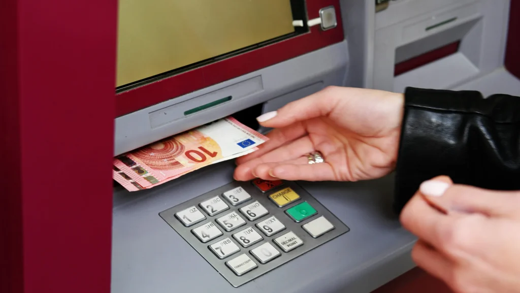Banii cash, sub lupa UE: Verificare în timp real la retragere! Atenție, români