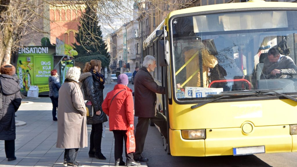 Transport gratuit pentru pensionari: Orașele cu beneficii. Cum se aplică în România