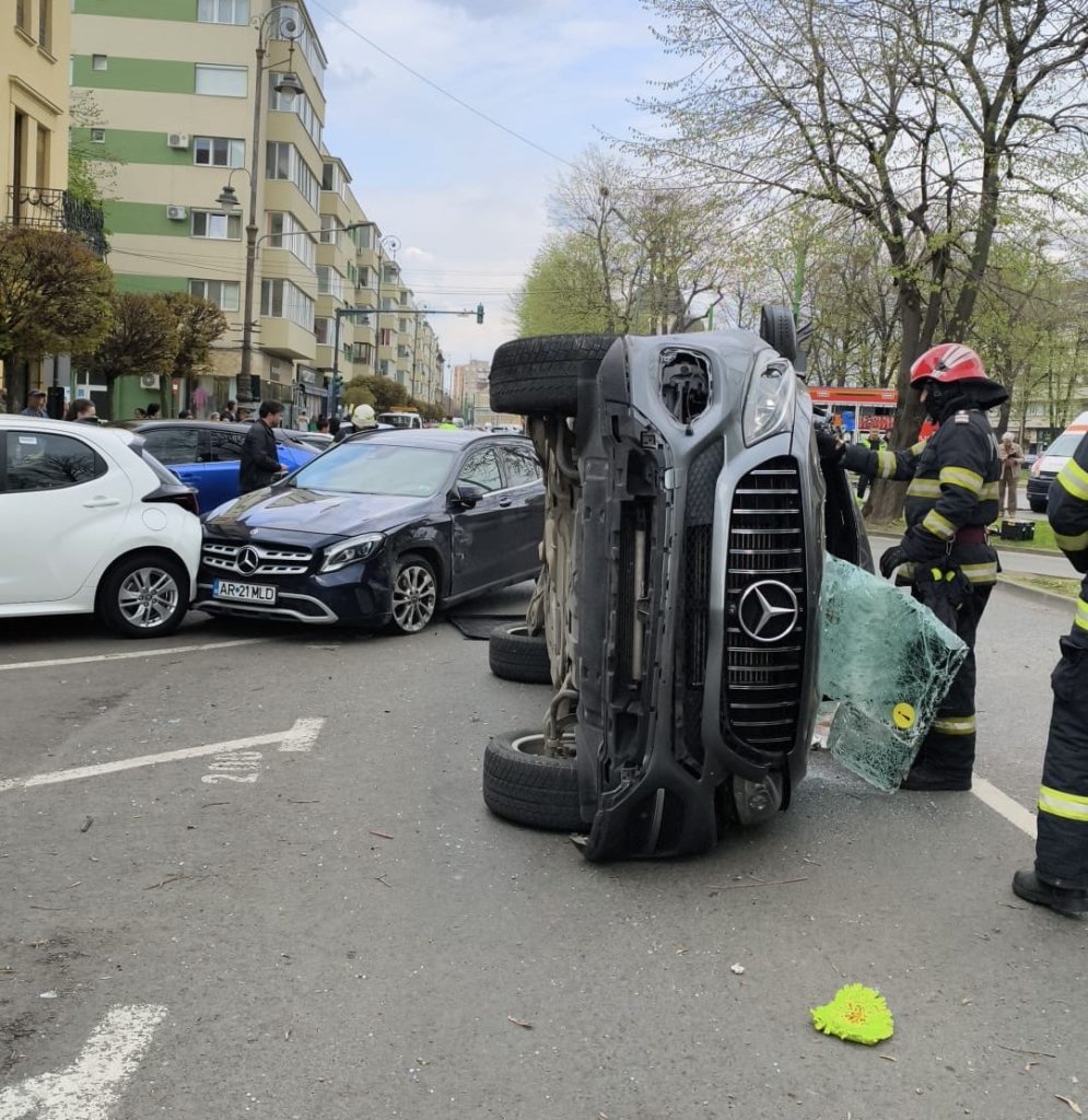 Accidentul de la Ziridava, cu mai multe mașini implicate și cu rănirea gravă a unei adolescente, a fost provocat de un șofer de 46 de ani (foto)
