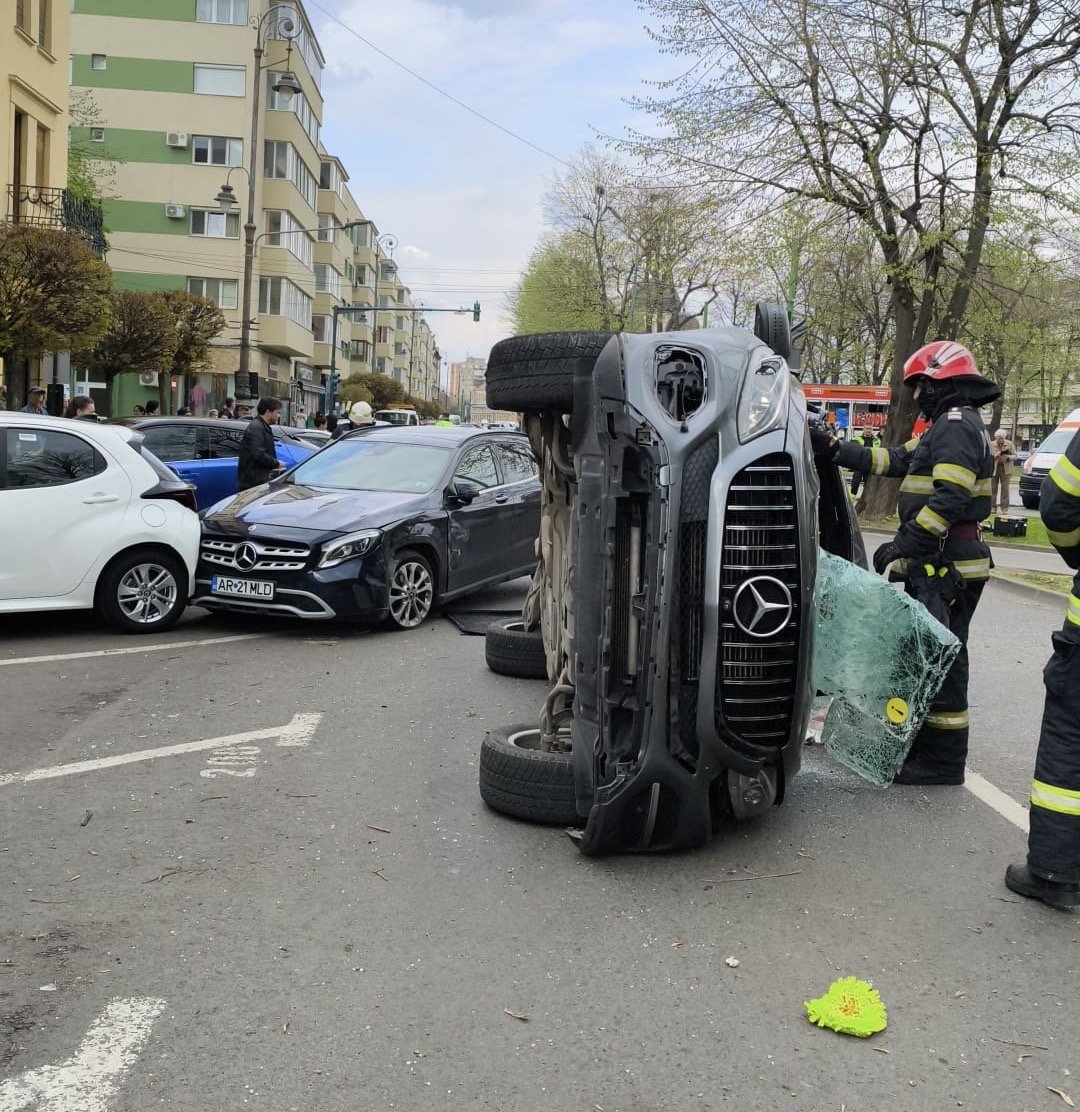 Accidentul de la Ziridava, cu mai multe mașini implicate și cu rănirea gravă a unei adolescente, a fost provocat de un șofer de 46 de ani (foto)