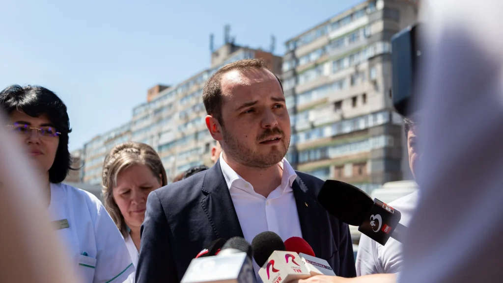 Proiectele pentru spitale noi nu ar trebui să fie afectate de criza internațională, consideră Alexandru Rogobete Ministrul Sănătăţii, Alexandru Rogobete, a afirmat că planurile pentru construirea și dotarea de noi unități spitalicești, inițiate în ultimii ani, nu trebuie să fie blocate din cauza crizei generate de războiul din Orientul Mijlociu