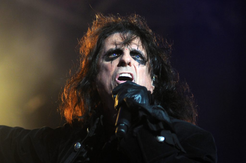 Cum a salvat Alice Cooper faimosul Hollywood Sign de la ruină