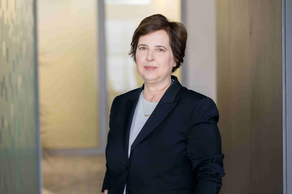 EY revoluționează auditul: AI autonomă redefinește procesele în era digitală