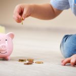 Alocațiile și indemnizațiile intră mai repede în aprilie. Când primești banii