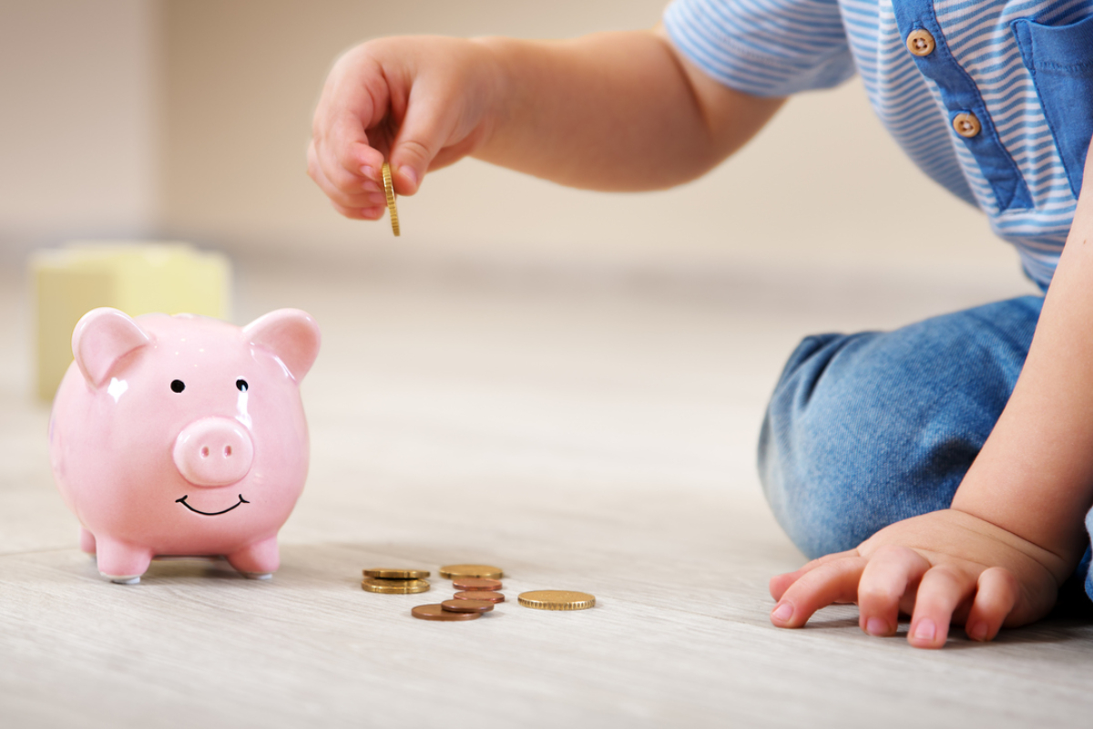 București – Alocațiile pentru copii, indemnizațiile și pensiile vor fi plătite mai devreme, pentru a veni în sprijinul românilor în perioada sărbătorilor pascale din 2026