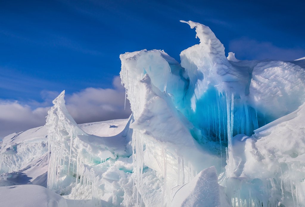 Un studiu recent, primul de acest fel, integrează pentru prima dată ajustarea izostatică glaciară în proiecțiile terenurilor expuse fără gheață în Antarctica, oferind o perspectivă mai clară asupra posibilelor resurse din regiune