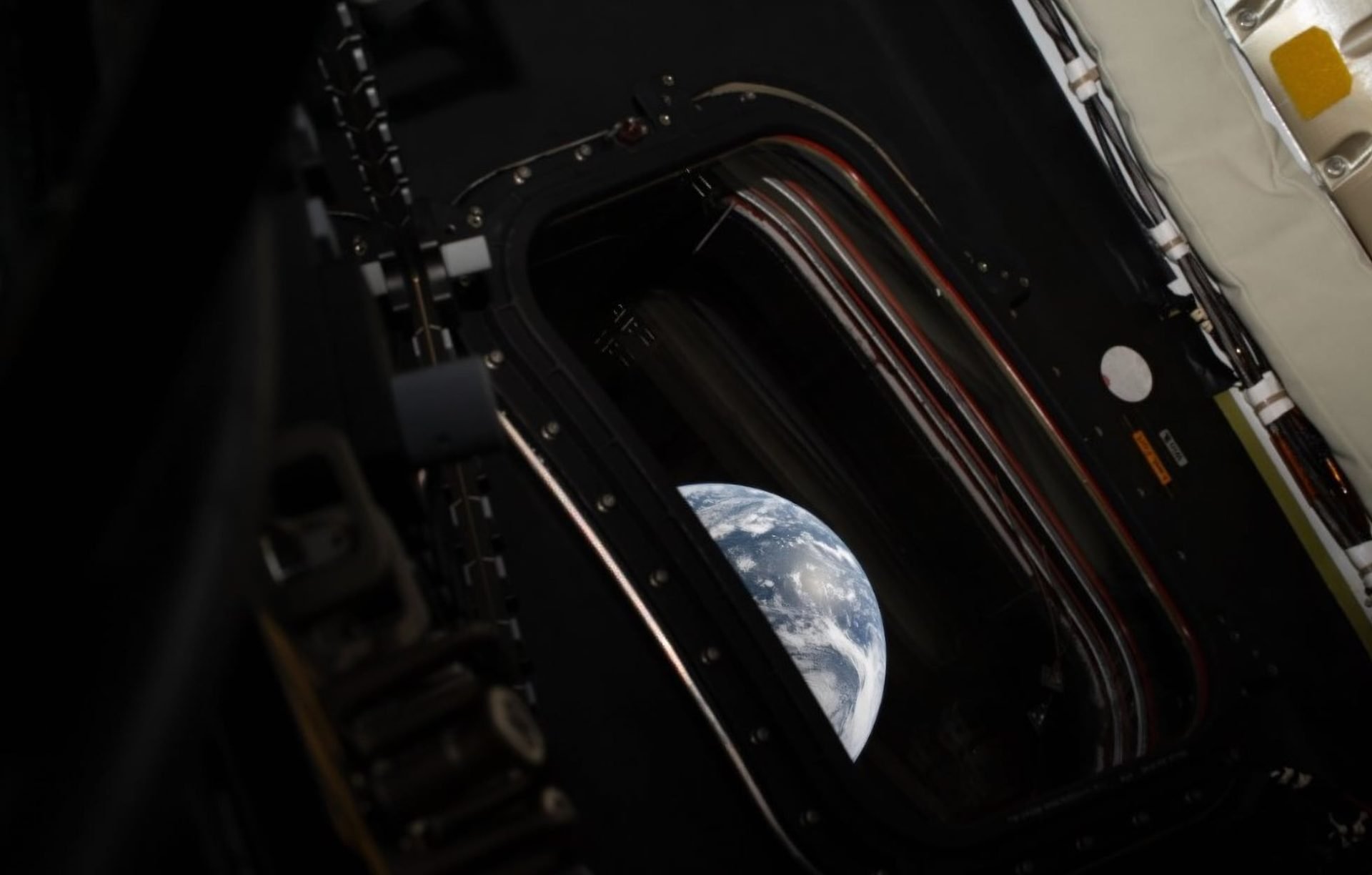 Imaginile transmise din capsula Orion de către comandantul misiunii Artemis II, Reid Wiseman, marchează un moment istoric pentru programul spațial american