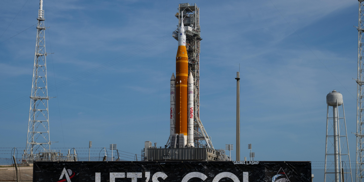 Artemis_II_let_s_go_pillars.png - ReactiveNews