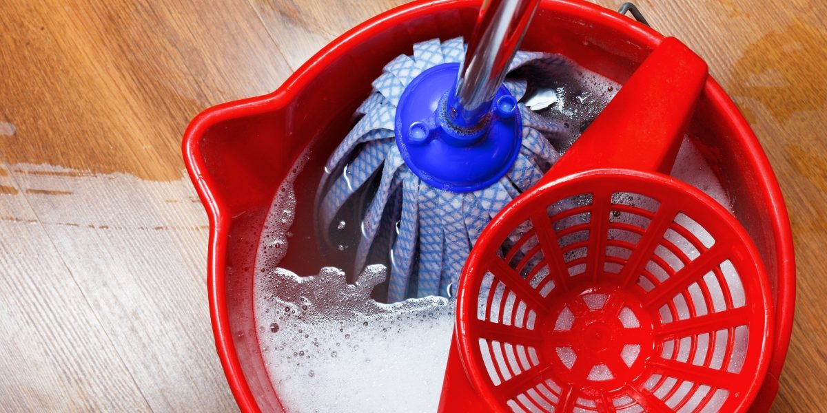 Așa-ți distrugi parchetul: greșelile de curățare pe care le faci zilnic