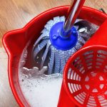 Așa-ți distrugi parchetul: greșelile de curățare pe care le faci zilnic