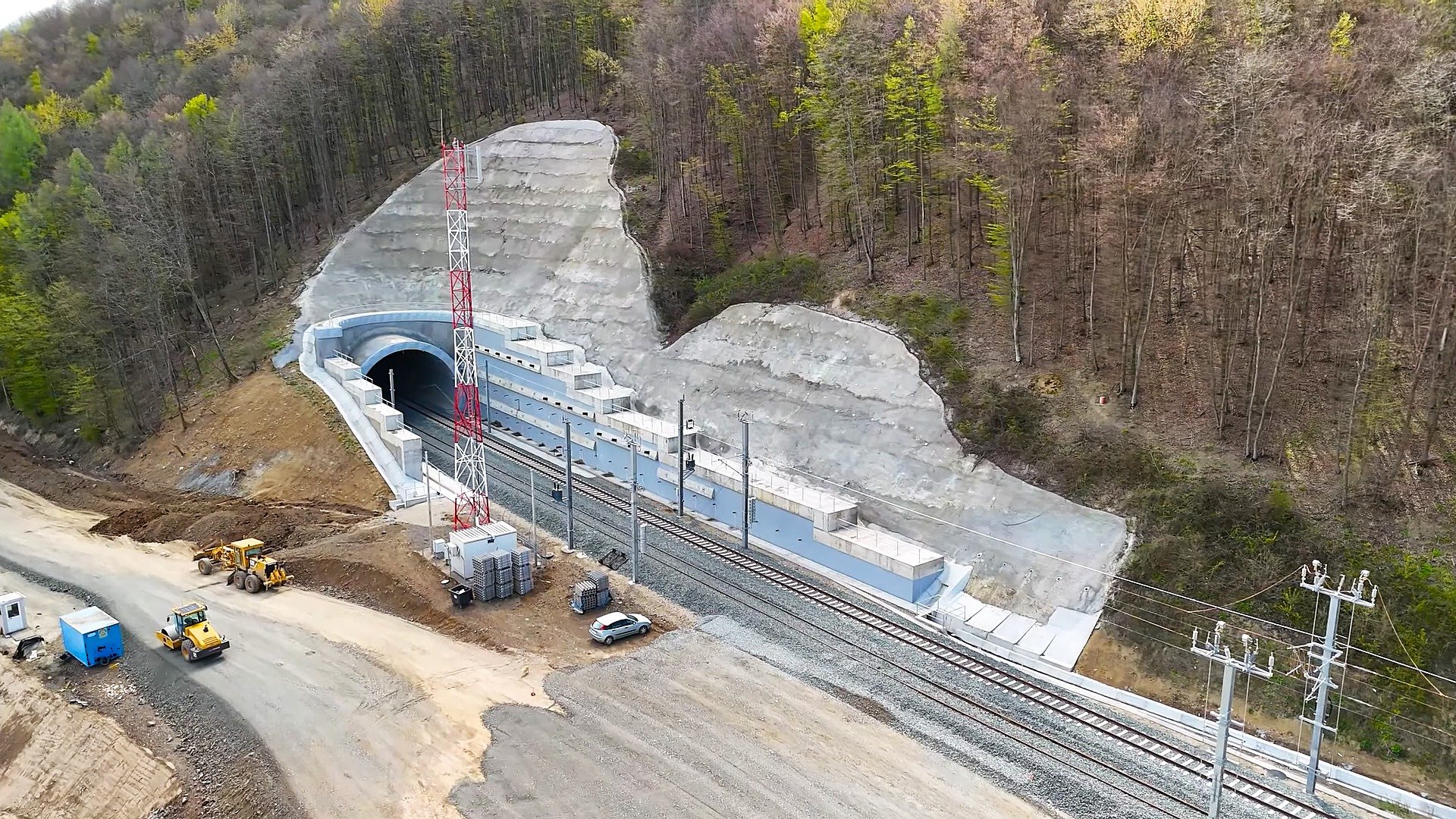 Compania Națională de Administrare a Infrastructurii Rutiere (CNAIR) a început lucrările de săpături pentru construcția unui nou tunel pe autostrada Sibiu-Pitești, în cadrul secțiunii Boița-Cornetu