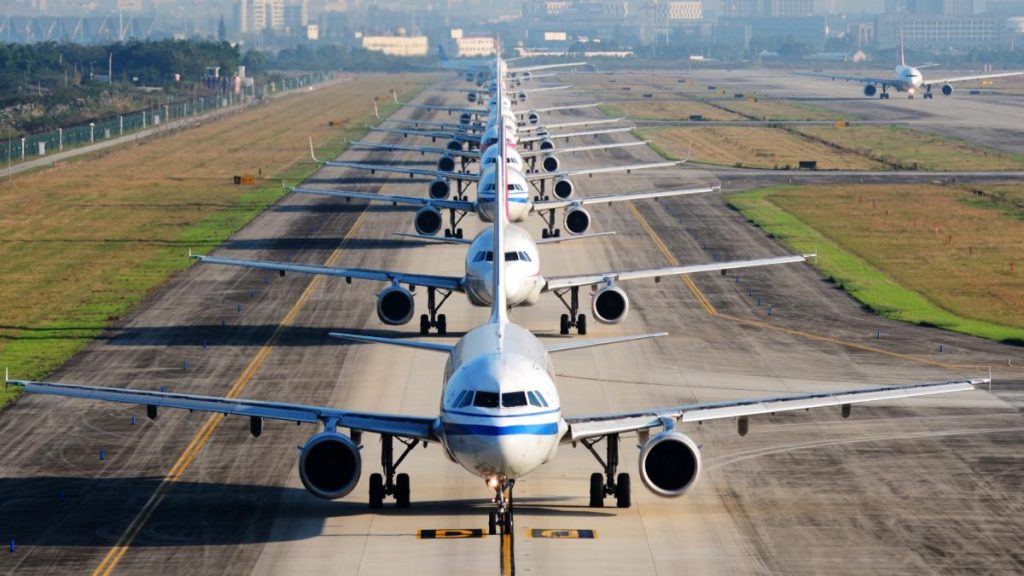 avioane aliniate pista aeroport decolare