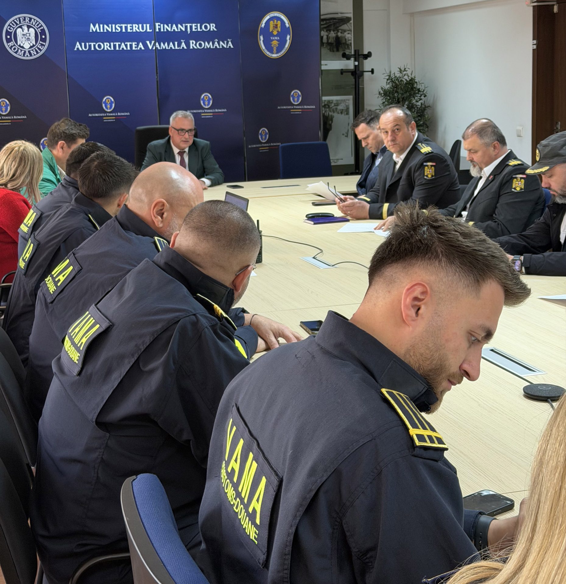 O amplă acțiune de control a început la depozitele de legume-fructe din import Autoritatea Vamală Română (AVR), împreună cu Agenția Națională de Administrare Fiscală (ANAF) – Direcția Generală Antifraudă Fiscală și Autoritatea Națională Sanitară Veterinară și pentru Siguranța Alimentelor (ANSVSA), desfășoară o acțiune coordonată de control