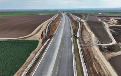 Autostrada Transilvania va înregistra progrese semnificative în 2026, odată cu finalizarea sau aproape finalizarea unor tronsoane cheie, care vor permite circulația continuă pe o distanță de aproape 150 de kilometri între frontiera cu Ungaria și Cluj-Napoca