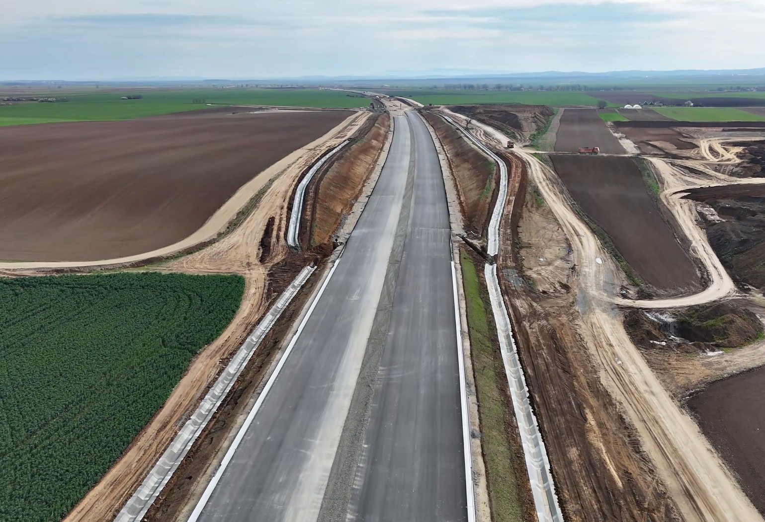 Autostrada Transilvania va înregistra progrese semnificative în 2026, odată cu finalizarea sau aproape finalizarea unor tronsoane cheie, care vor permite circulația continuă pe o distanță de aproape 150 de kilometri între frontiera cu Ungaria și Cluj-Napoca