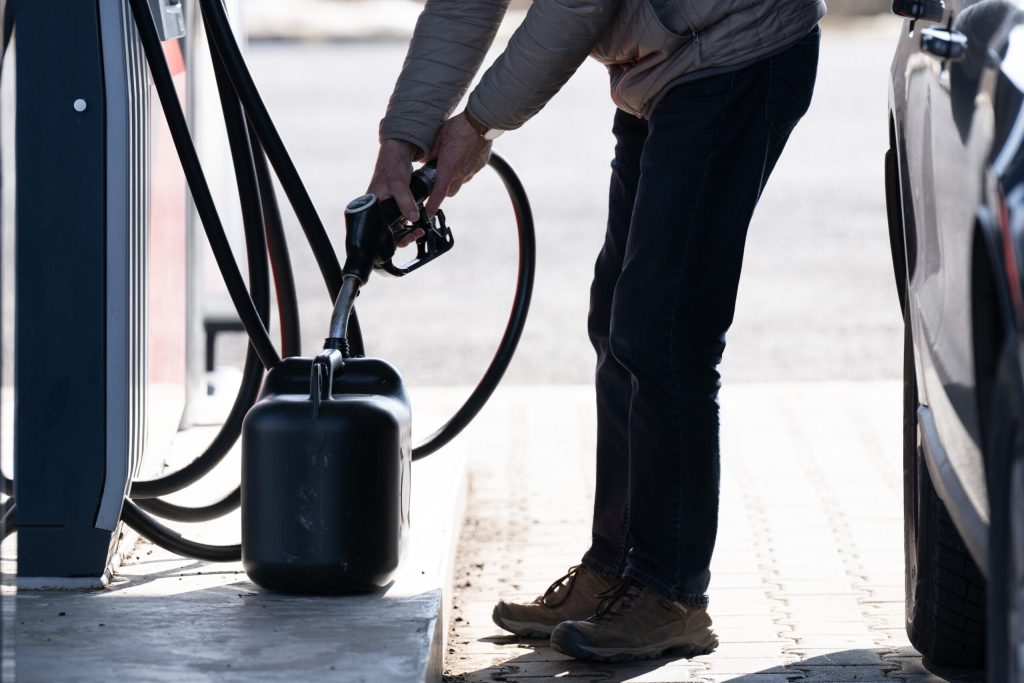 FMI: Scăderea taxelor la combustibili, soluție ineficientă contra prețurilor